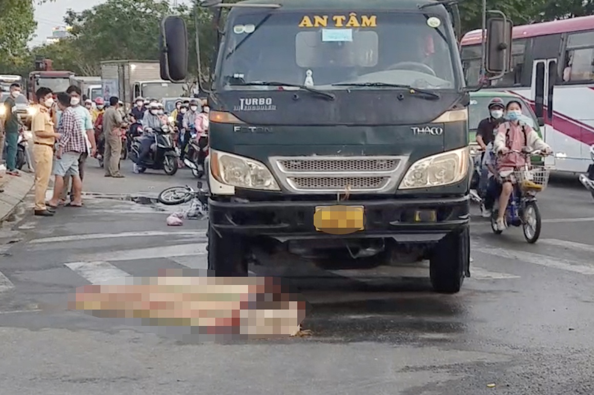 Nu cong nhan bi xe tai can tu vong o TP.HCM hinh anh