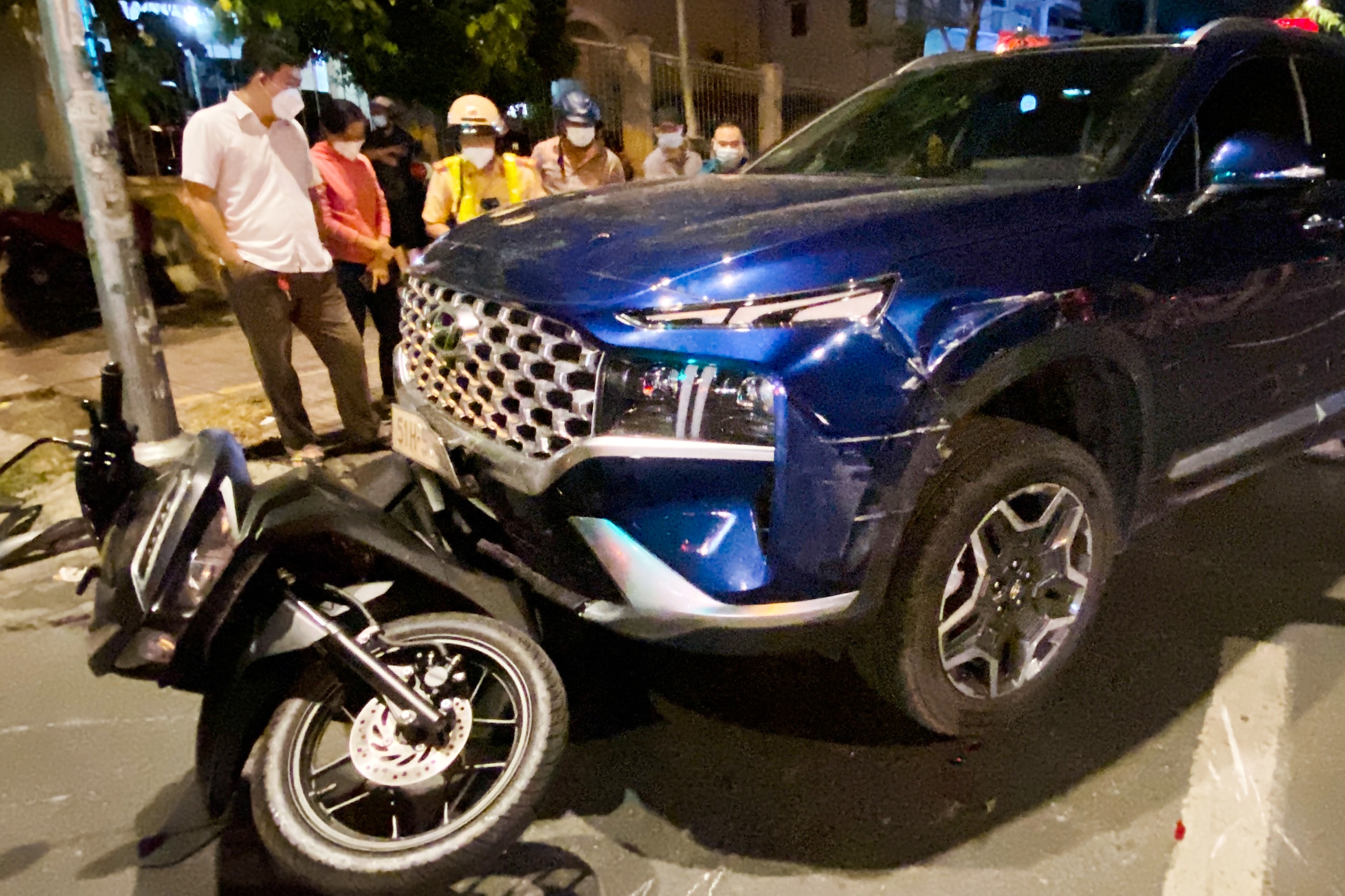 Nhan chung ke luc oto 7 cho tong 4 xe may o TP.HCM hinh anh