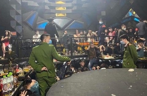 32 nguoi su dung ma tuy trong quan an hinh anh