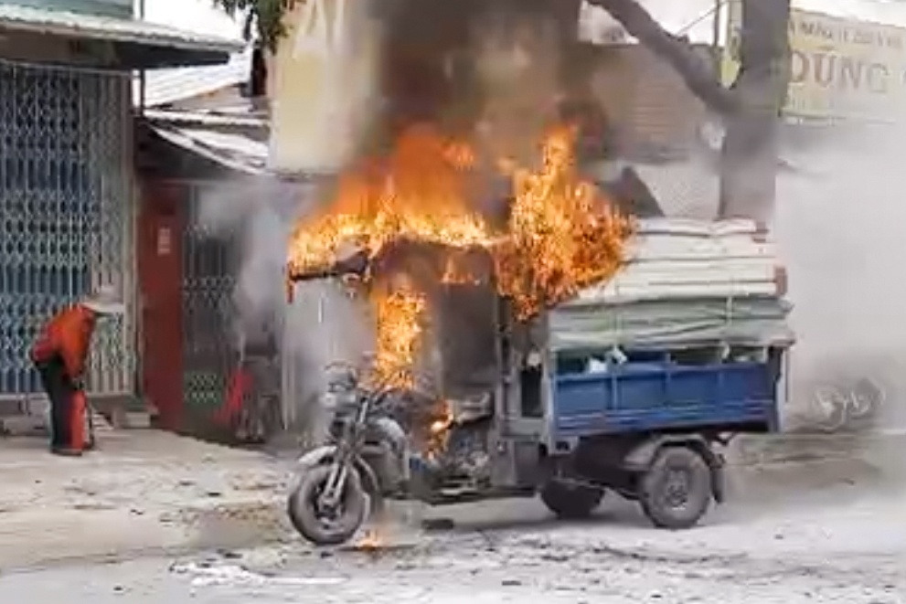 Xe ba gac bi thieu rui tren duong o TP.HCM hinh anh