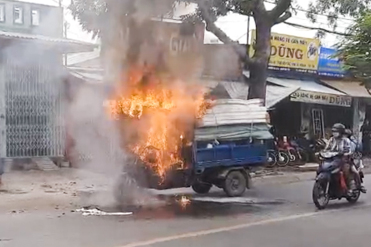 xe ga gac boc chay anh 1