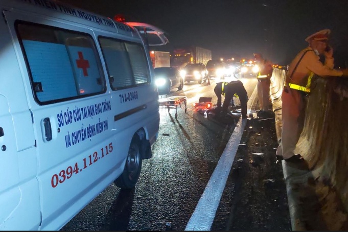 Nam thanh nien bi xe can tu vong khi bang ngang cao toc Trung Luong hinh anh
