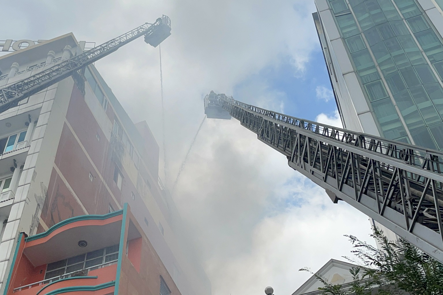 Canh sat dung xe thang chua chay, cuu 3 nguoi o TP.HCM hinh anh