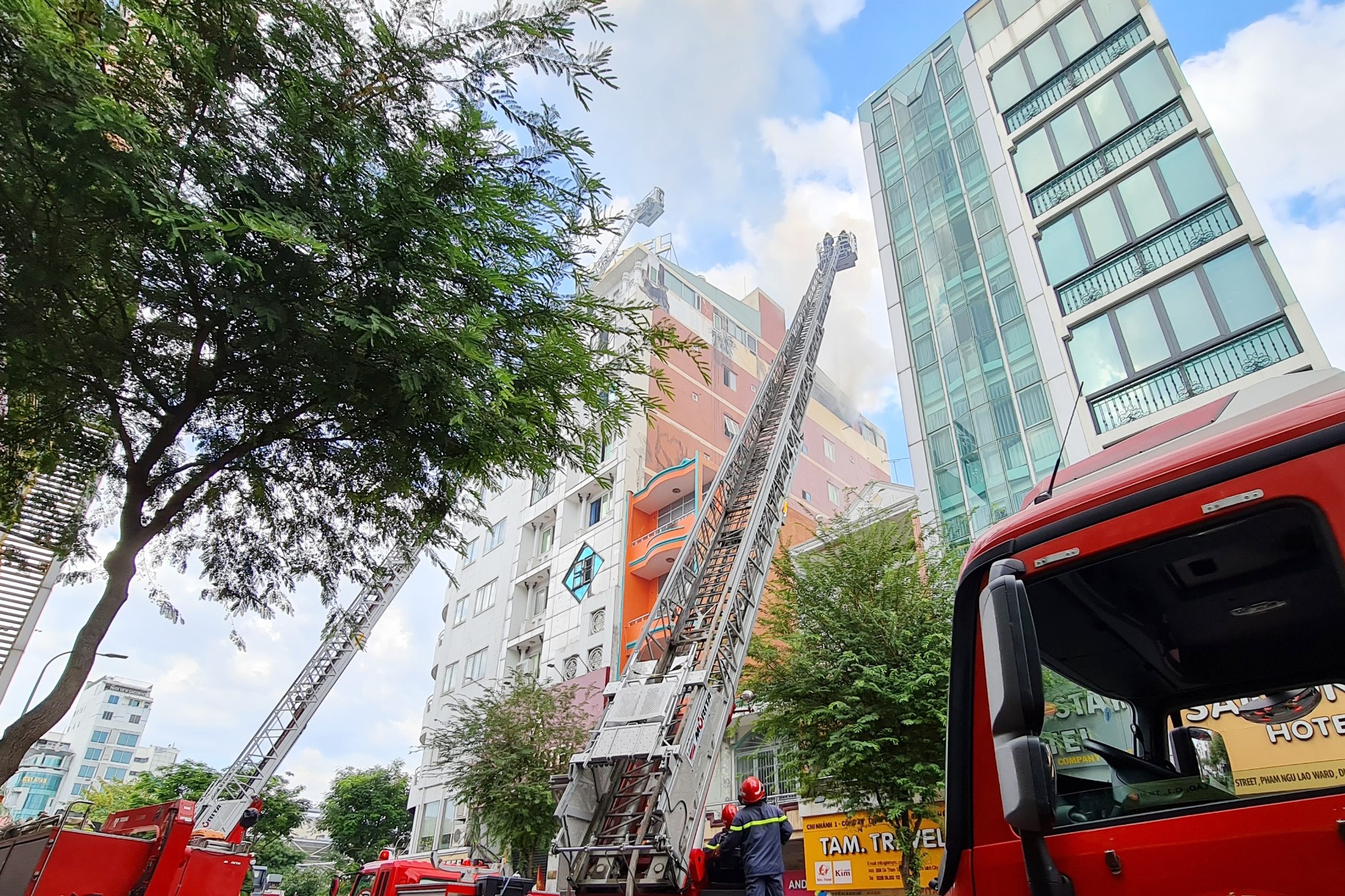 Cuu 3 nguoi bi ket trong vu chay nha cao tang o quan 1 hinh anh