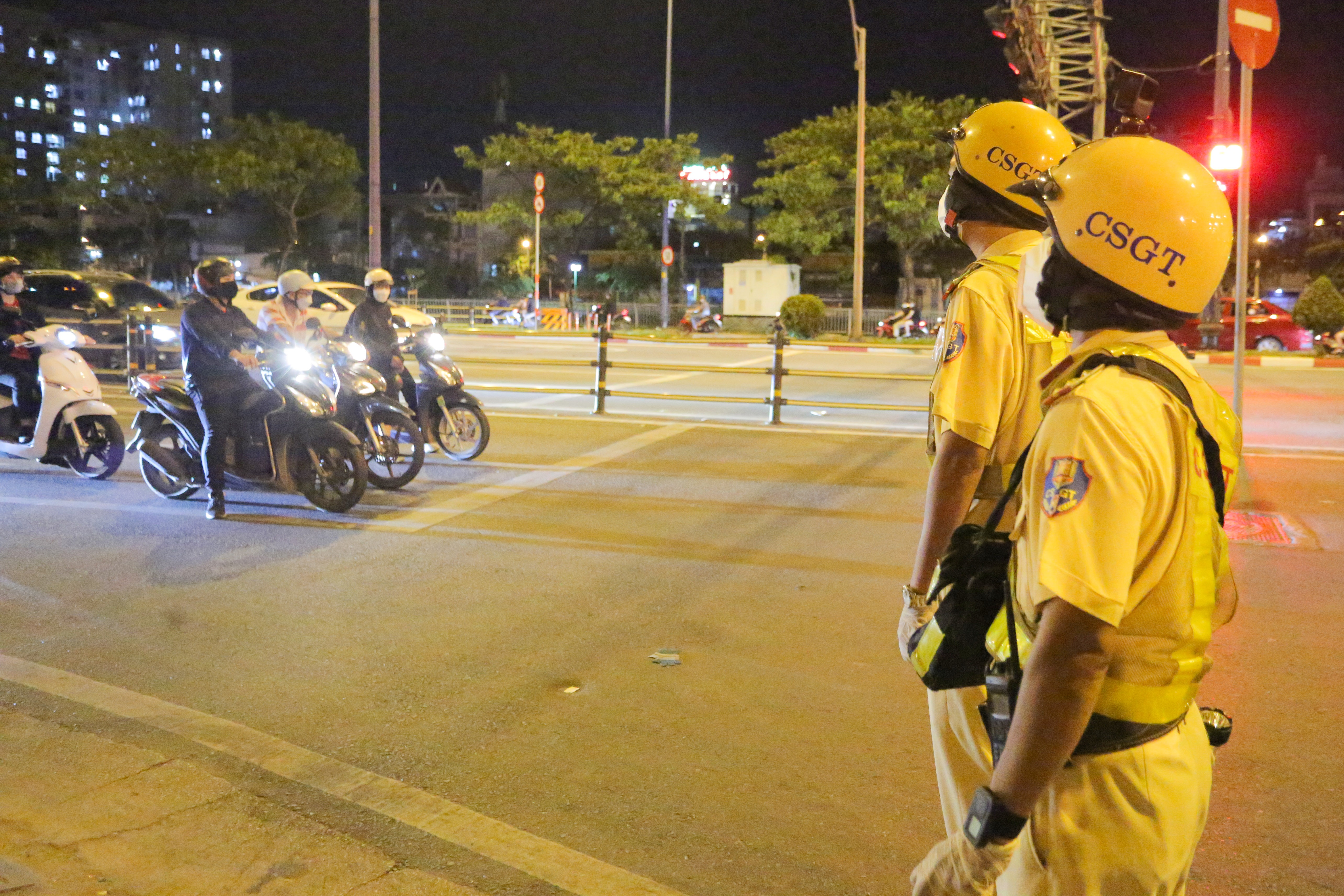 CSGT kiem tra nong do con anh 1