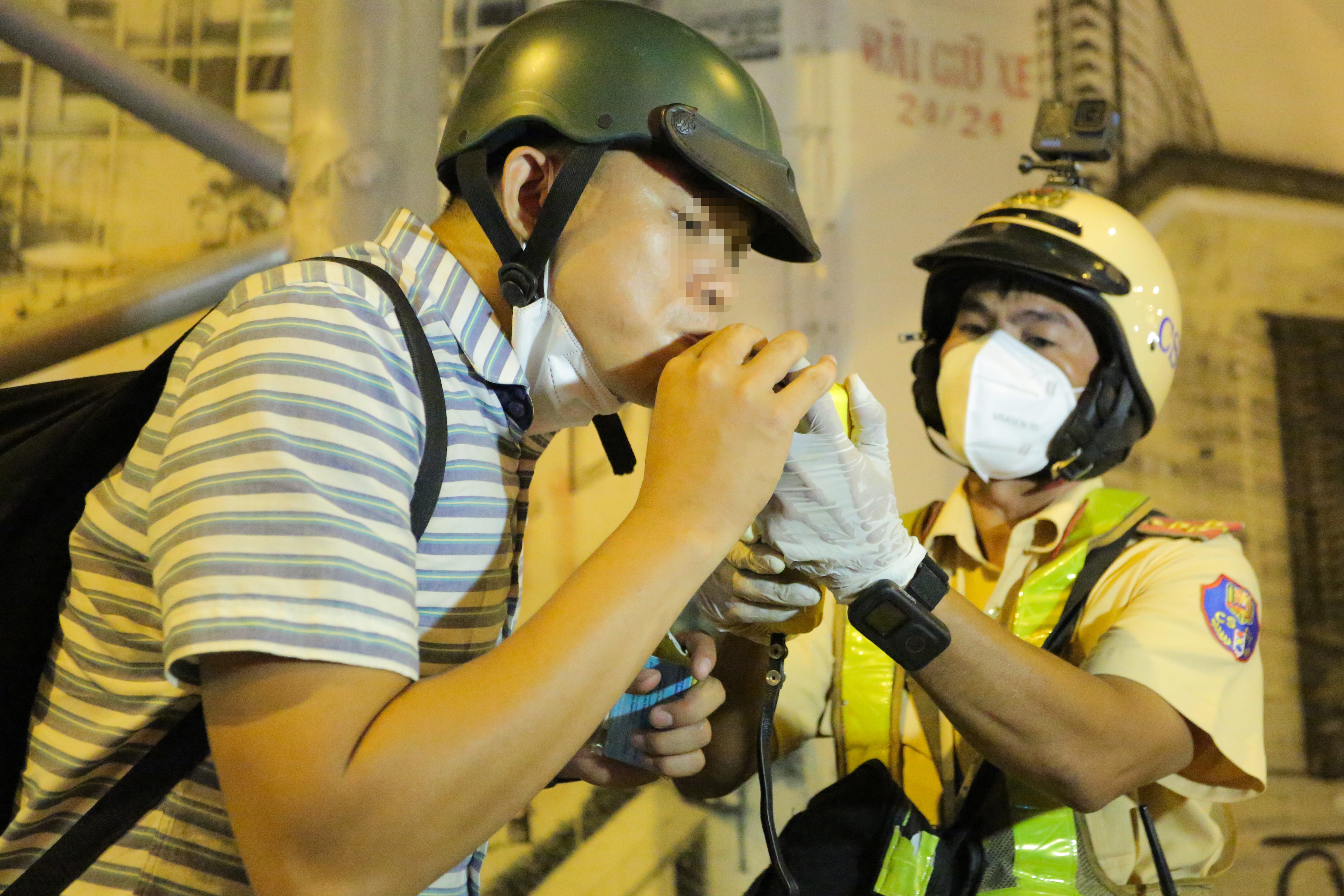 CSGT kiem tra nong do con anh 2