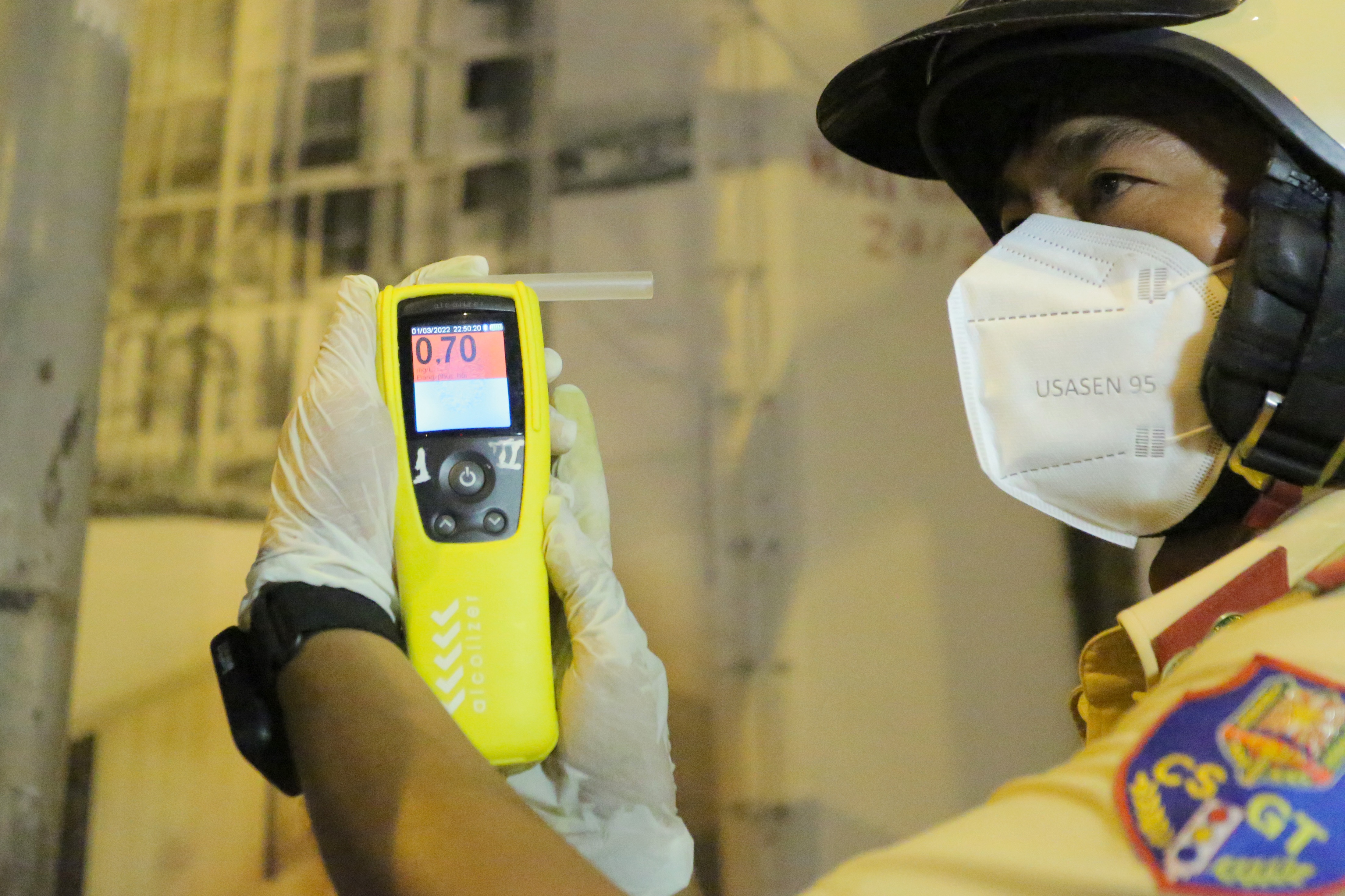 CSGT kiem tra nong do con anh 3