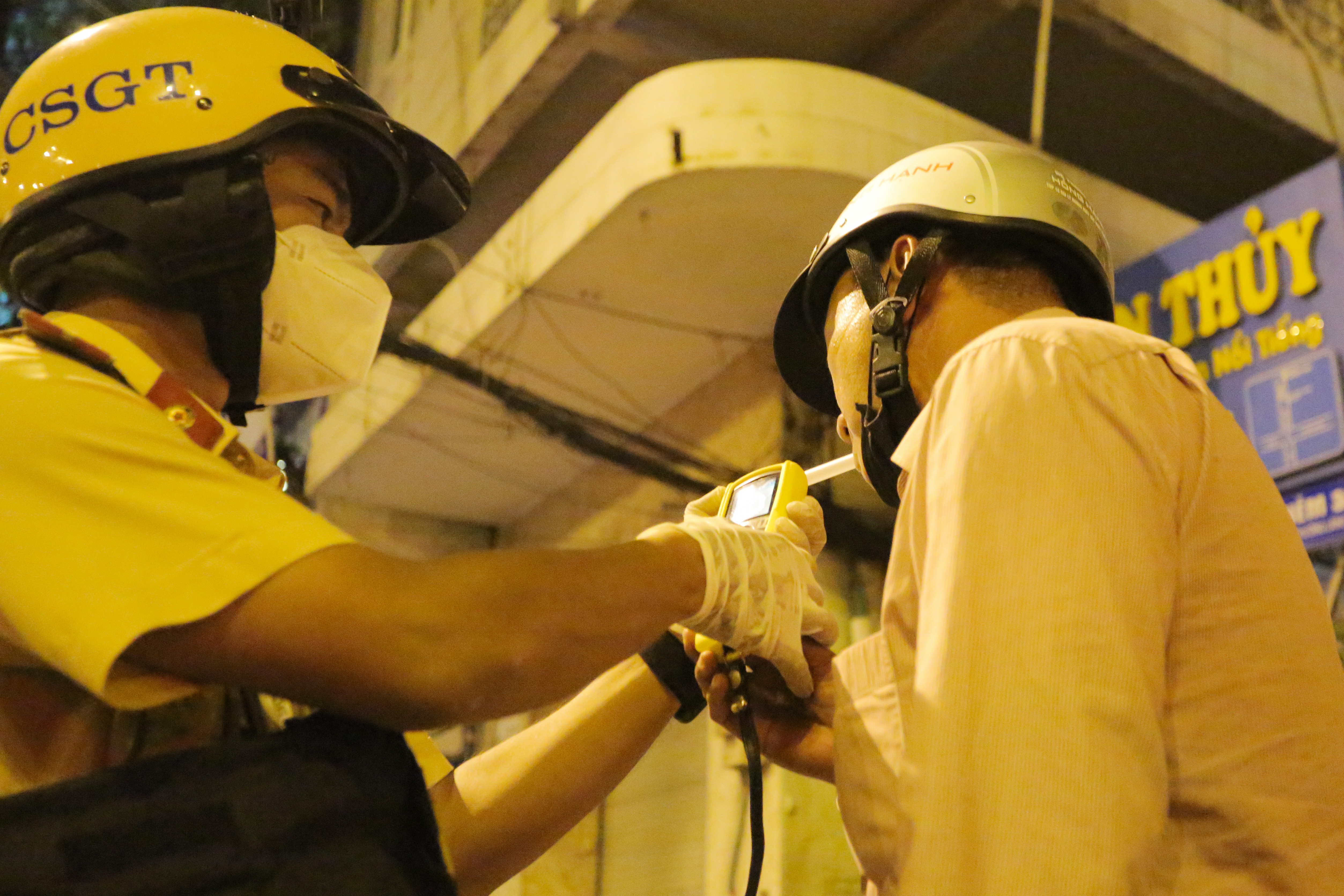 CSGT kiem tra nong do con anh 5