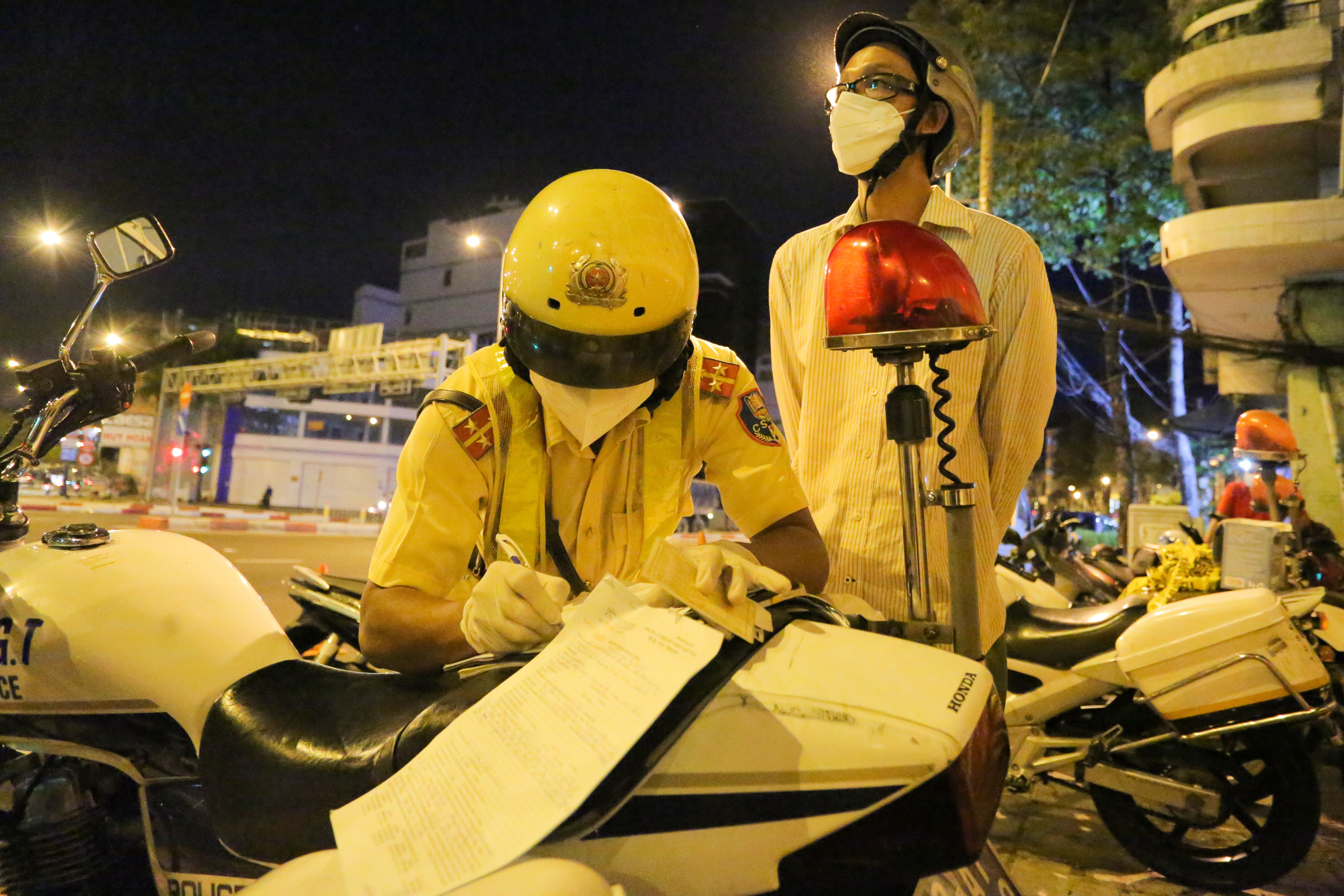 CSGT kiem tra nong do con anh 6