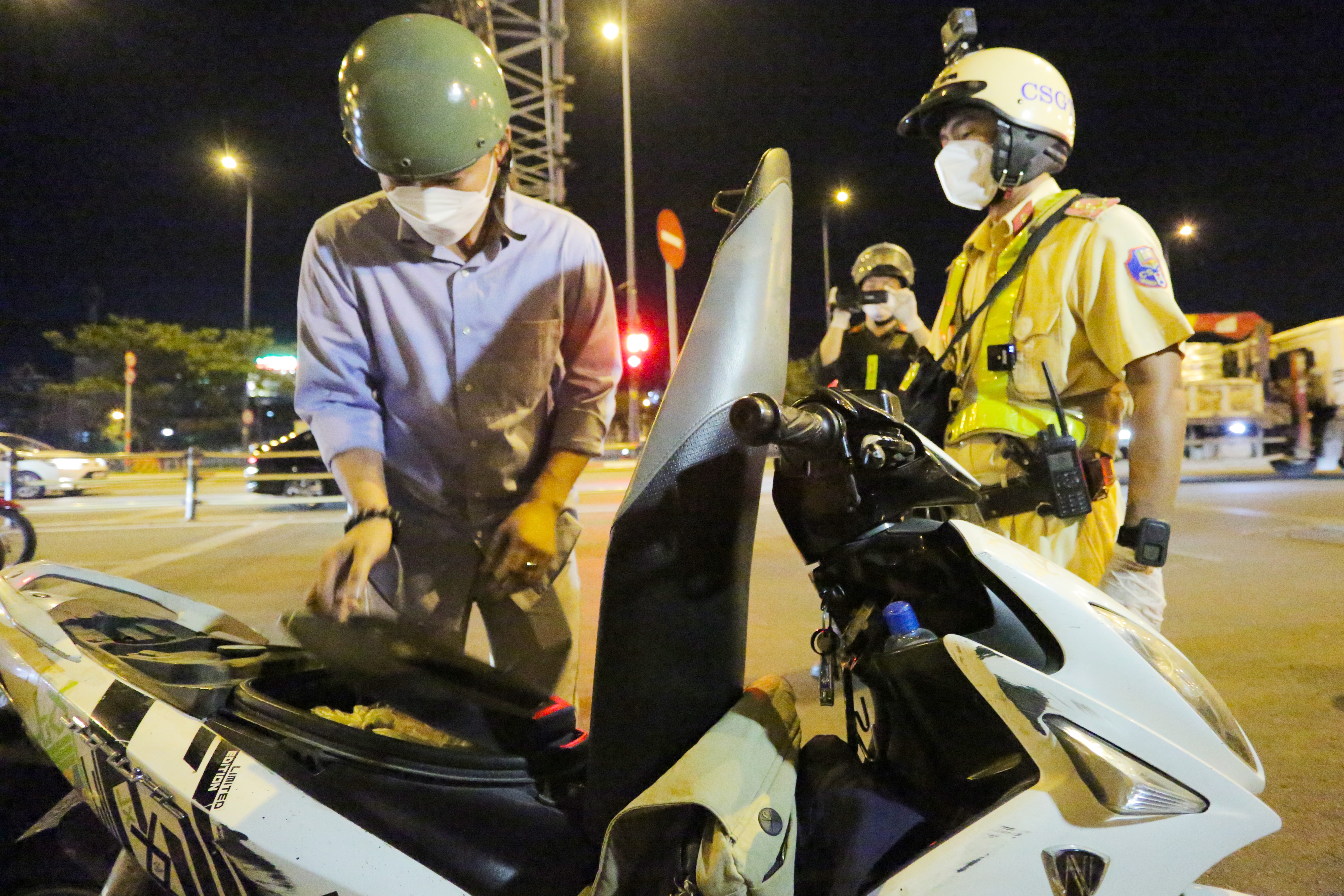 CSGT kiem tra nong do con anh 7