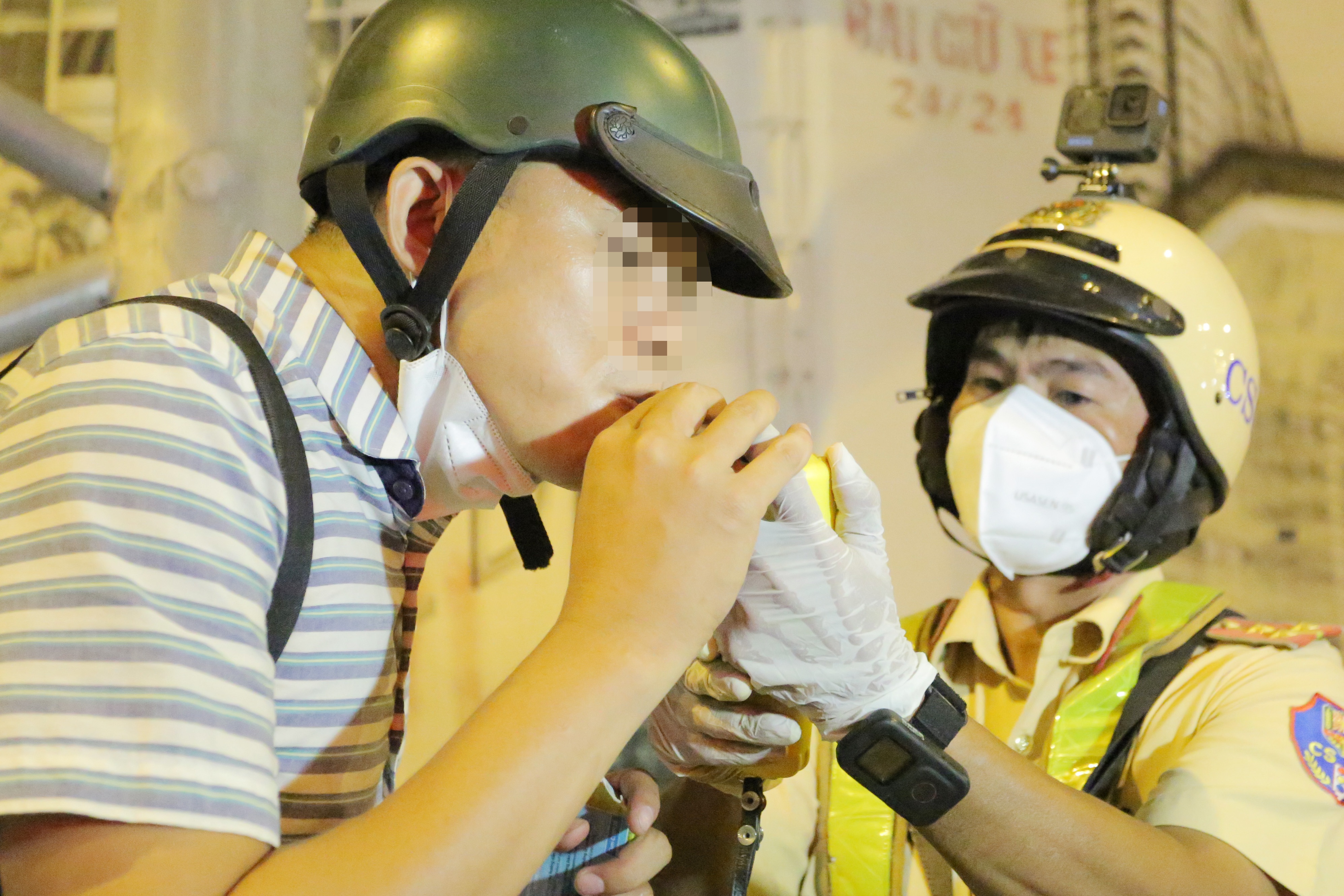 CSGT TP.HCM xu phat nhieu tai xe vi pham nong do con trong dem hinh anh