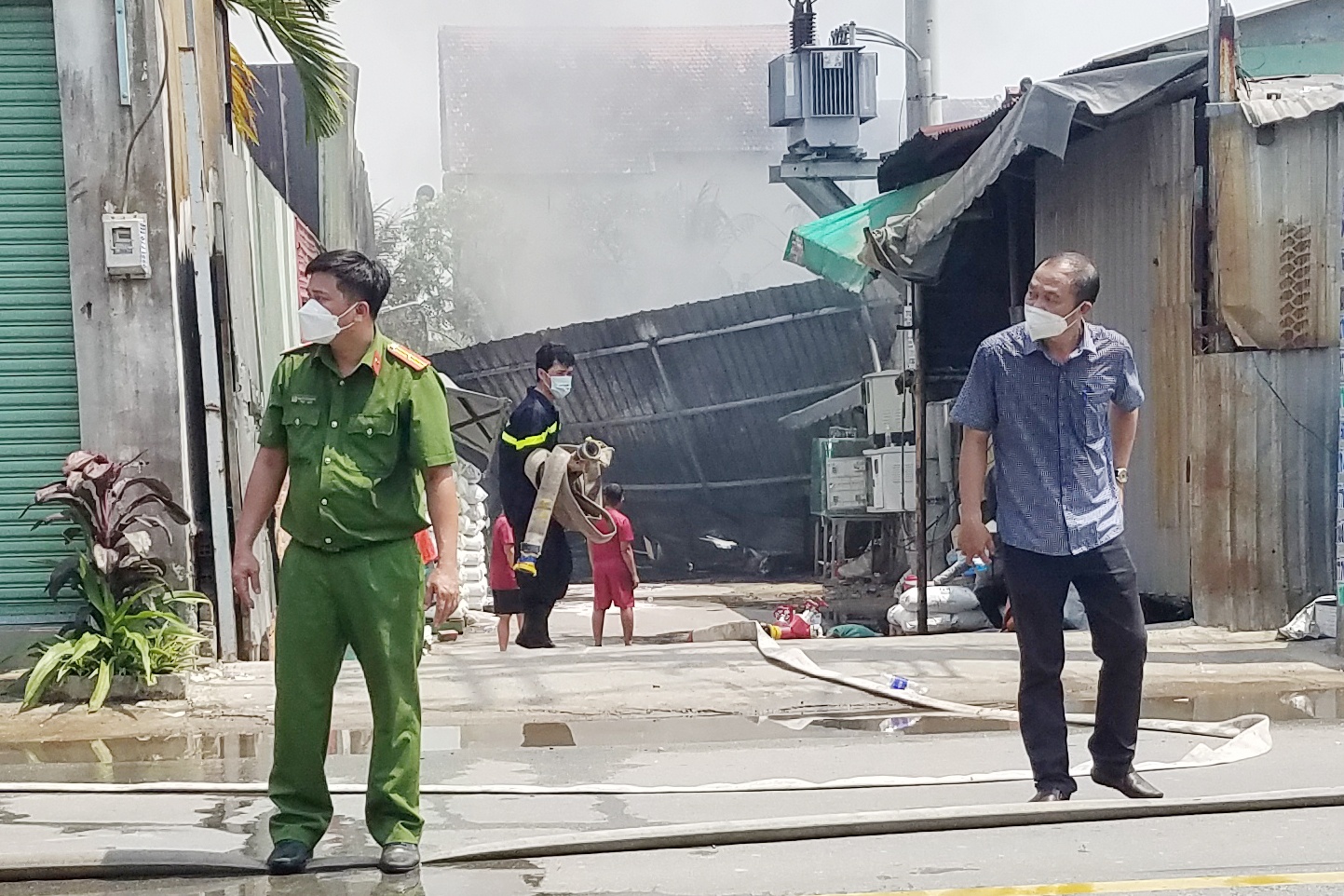 Xuong nhua 500 m2 o TP.HCM do sap sau vu chay hinh anh