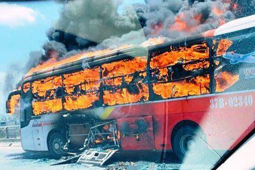 Xe cho khach di dam cuoi bi thieu rui, 19 nguoi thoat chet hinh anh