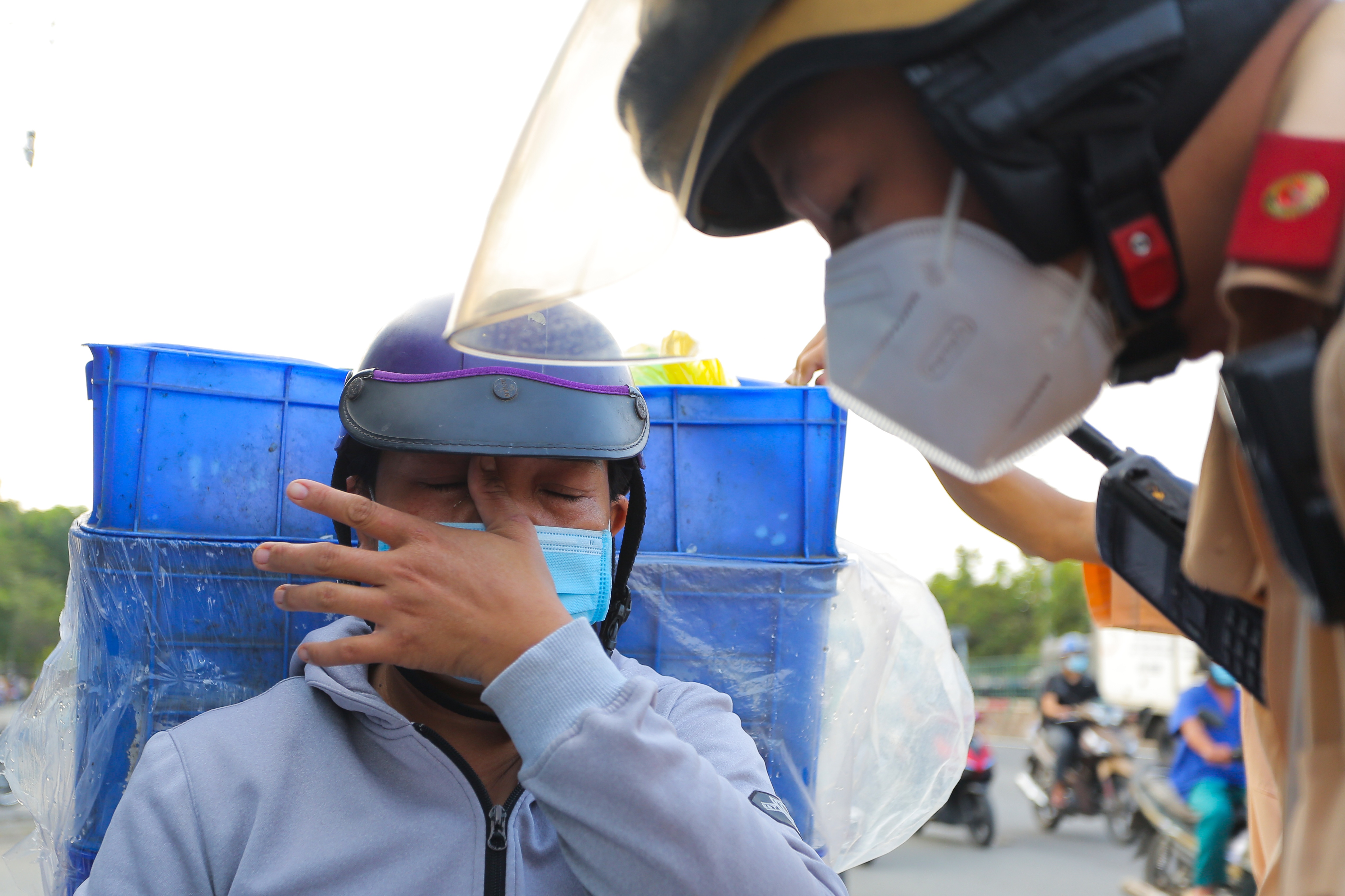 Nguoi vi pham bat khoc khi bi CSGT o TP.HCM lap bien ban hinh anh