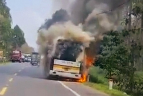 xe dam cuoi boc chay anh 1