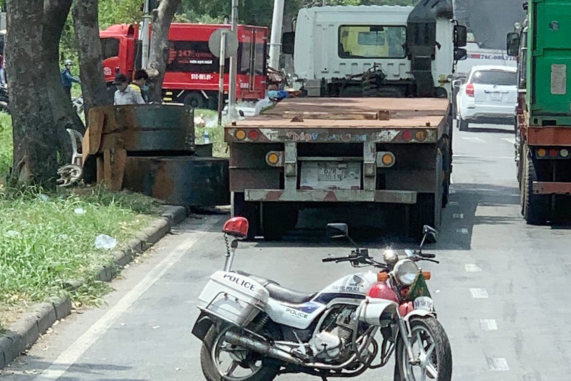 cuon thep roi xuong duong anh 1