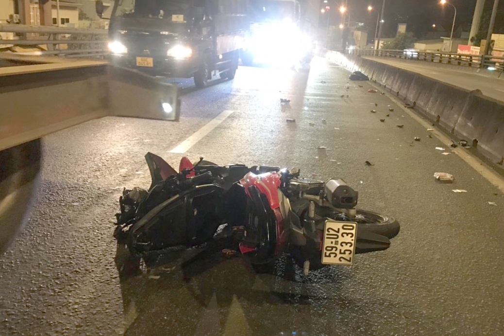 Va cham tren cau vuot o TP.HCM, mot nguoi chet, 2 nguoi trong thuong hinh anh