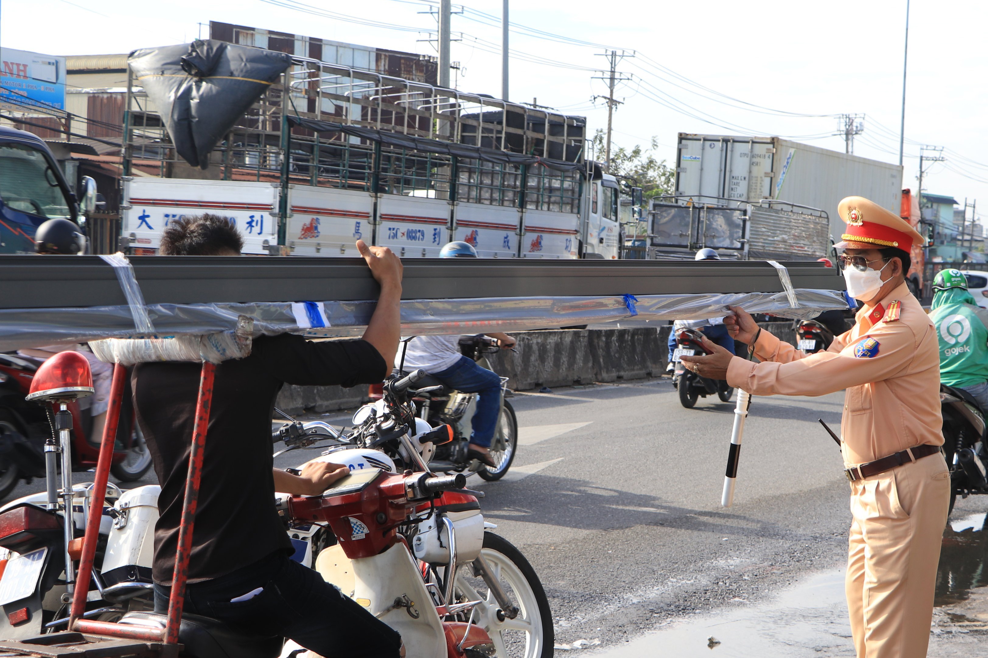 Vac thanh sat dai gan 7 m, tai xe xe may bi phat 2,9 trieu dong hinh anh