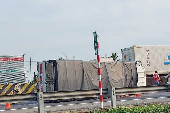 Cao toc TP.HCM - Trung Luong un tac 2 km vi vu lat xe tai hinh anh