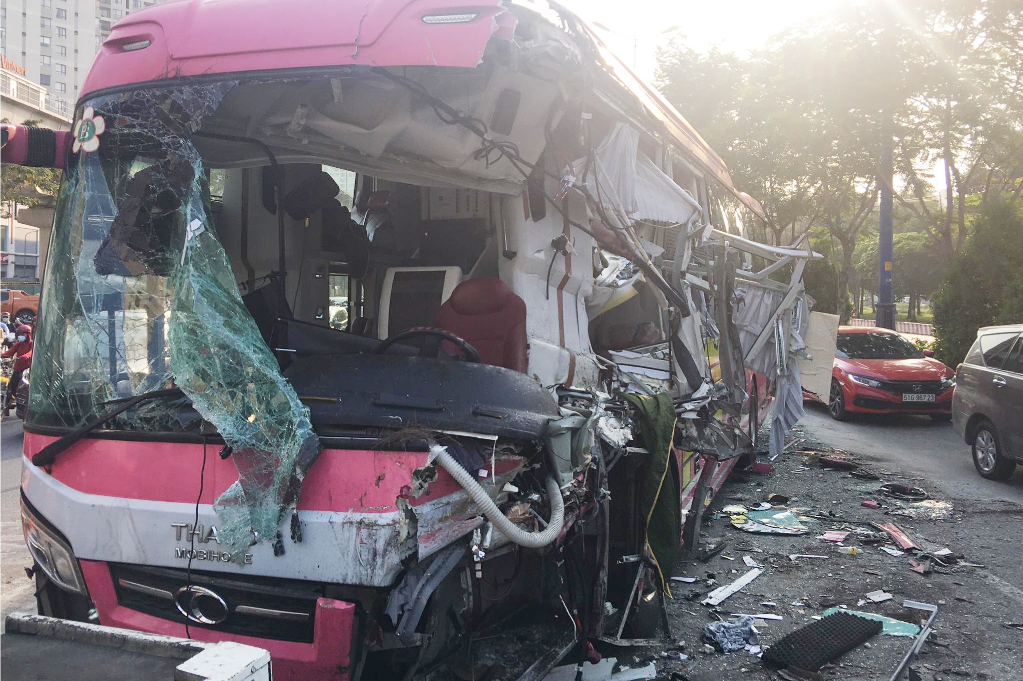 Xe giuong nam tong xe bon o TP.HCM, 3 nguoi bi thuong hinh anh