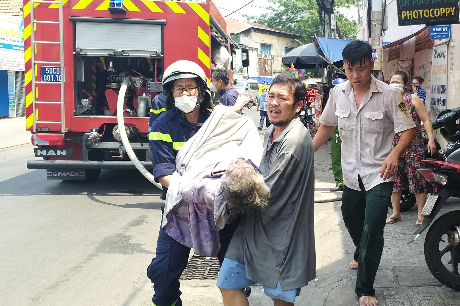Cuu 2 nguoi bi liet thoat khoi dam chay o TP.HCM hinh anh
