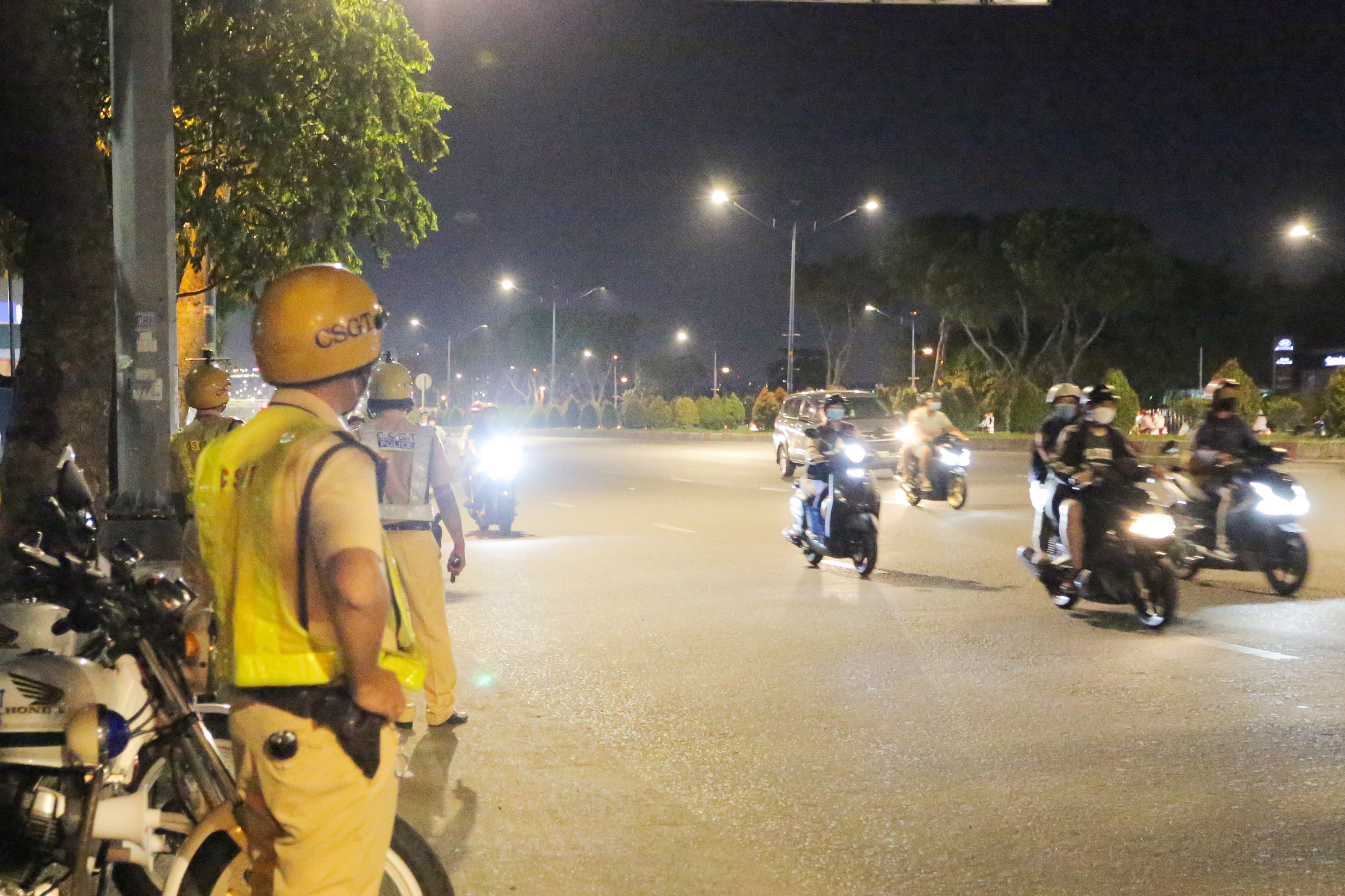 Xe tai chay vao khu vuc cam anh 3