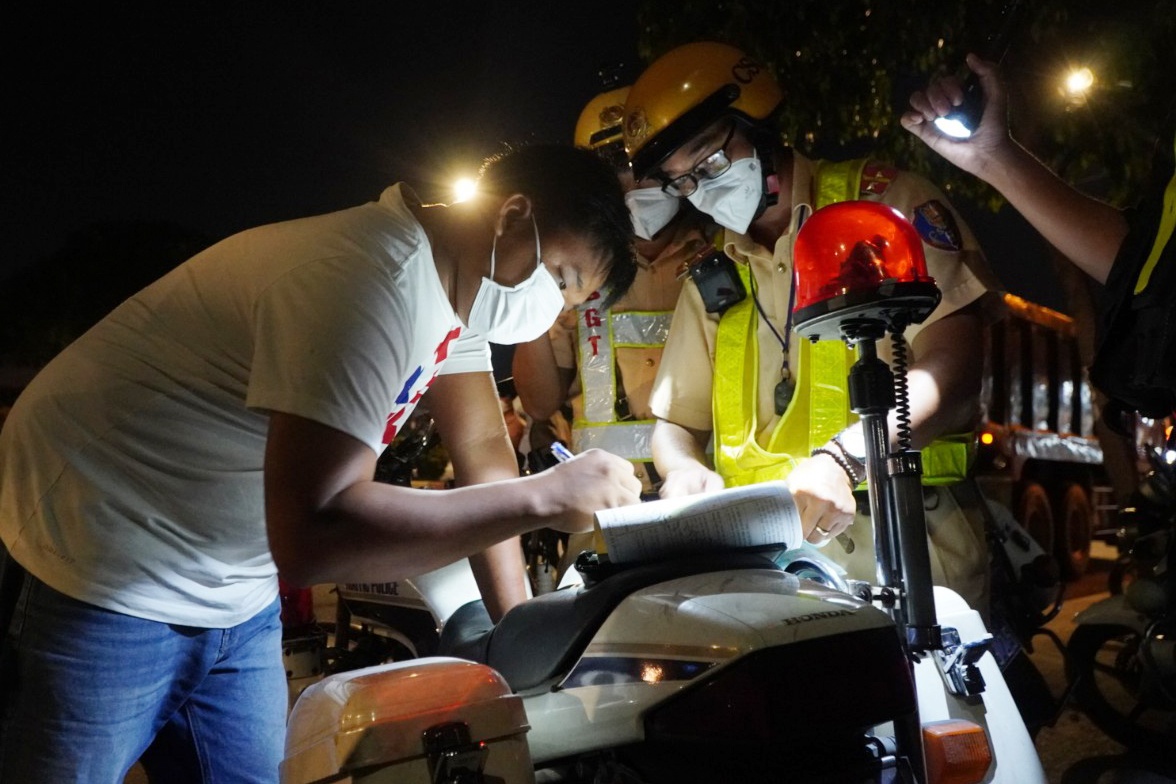 Xe tai chay vao khu vuc cam anh 2