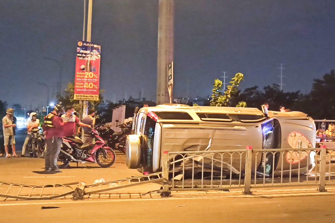 Oto rung banh, lat ngang sau tai nan luc nua dem o TP.HCM hinh anh