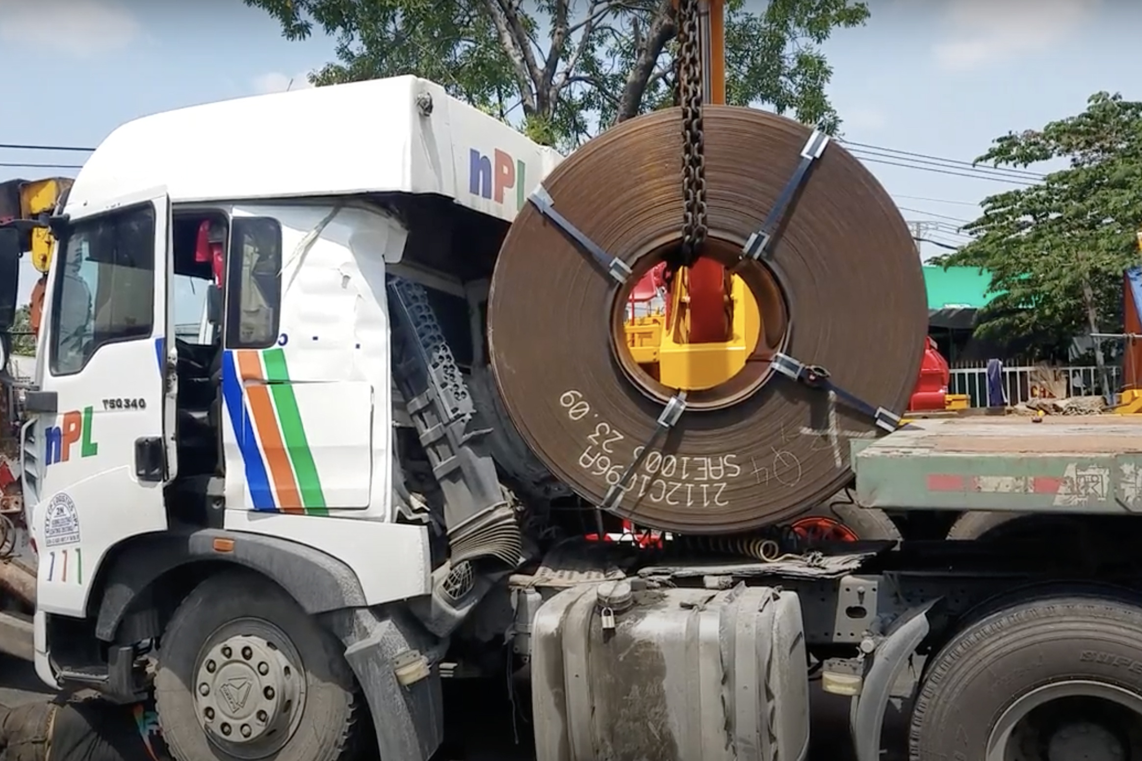 Cuon thep dap vao cabin, tai xe xe container may man thoat nan hinh anh