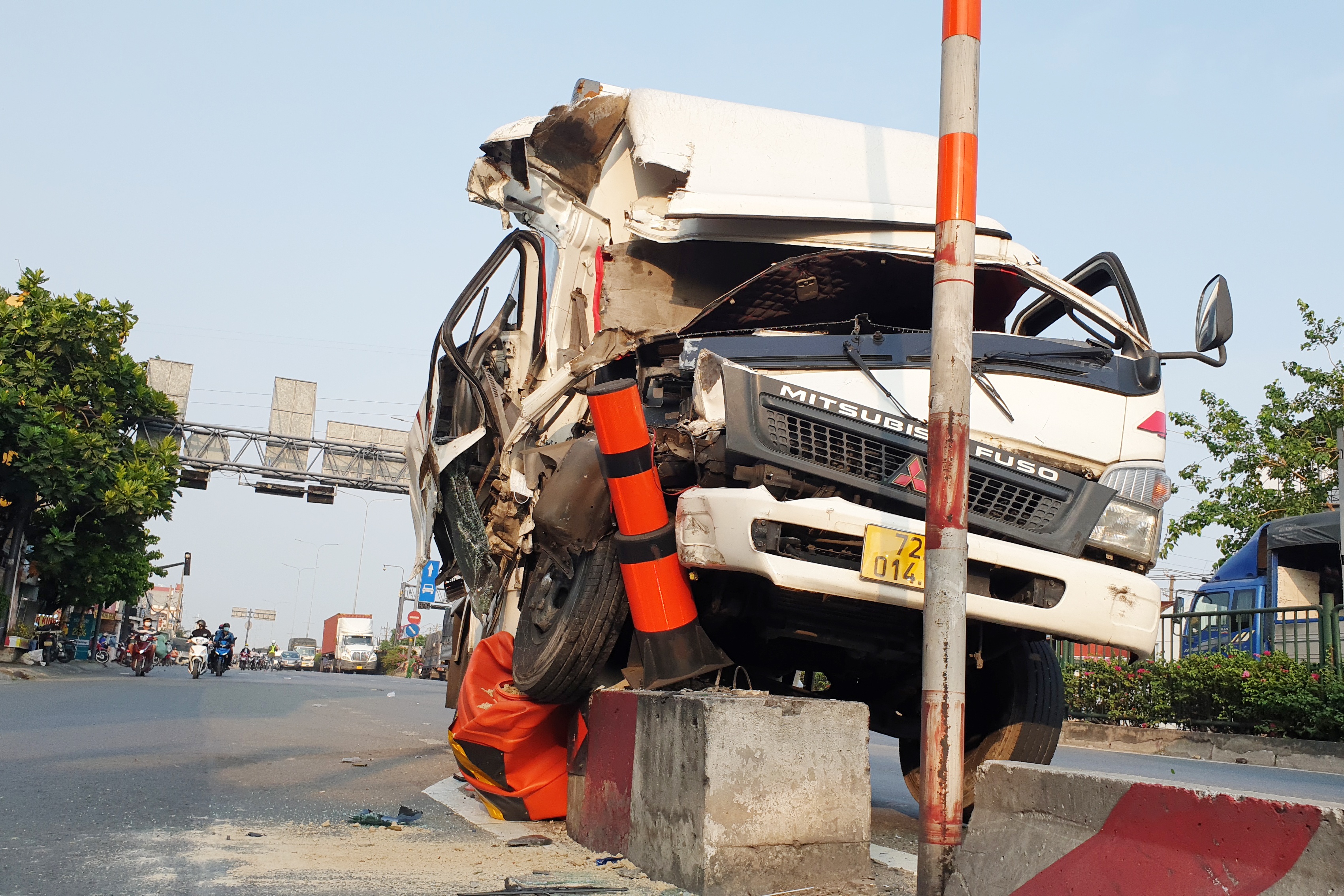 Xe tai mat thang gay tai nan, quoc lo 1 un tac 3 km hinh anh