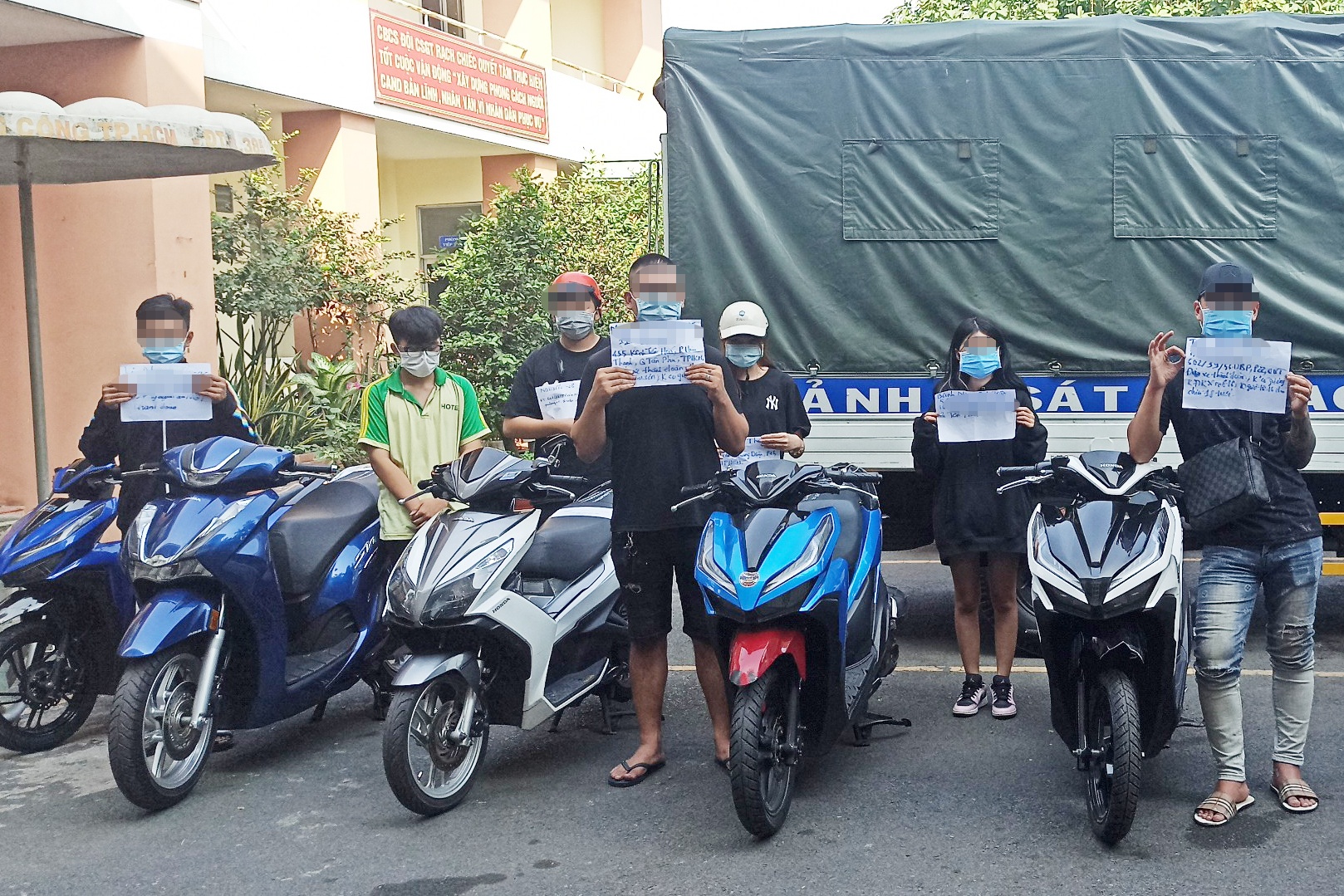 dua xe trai phep anh 1