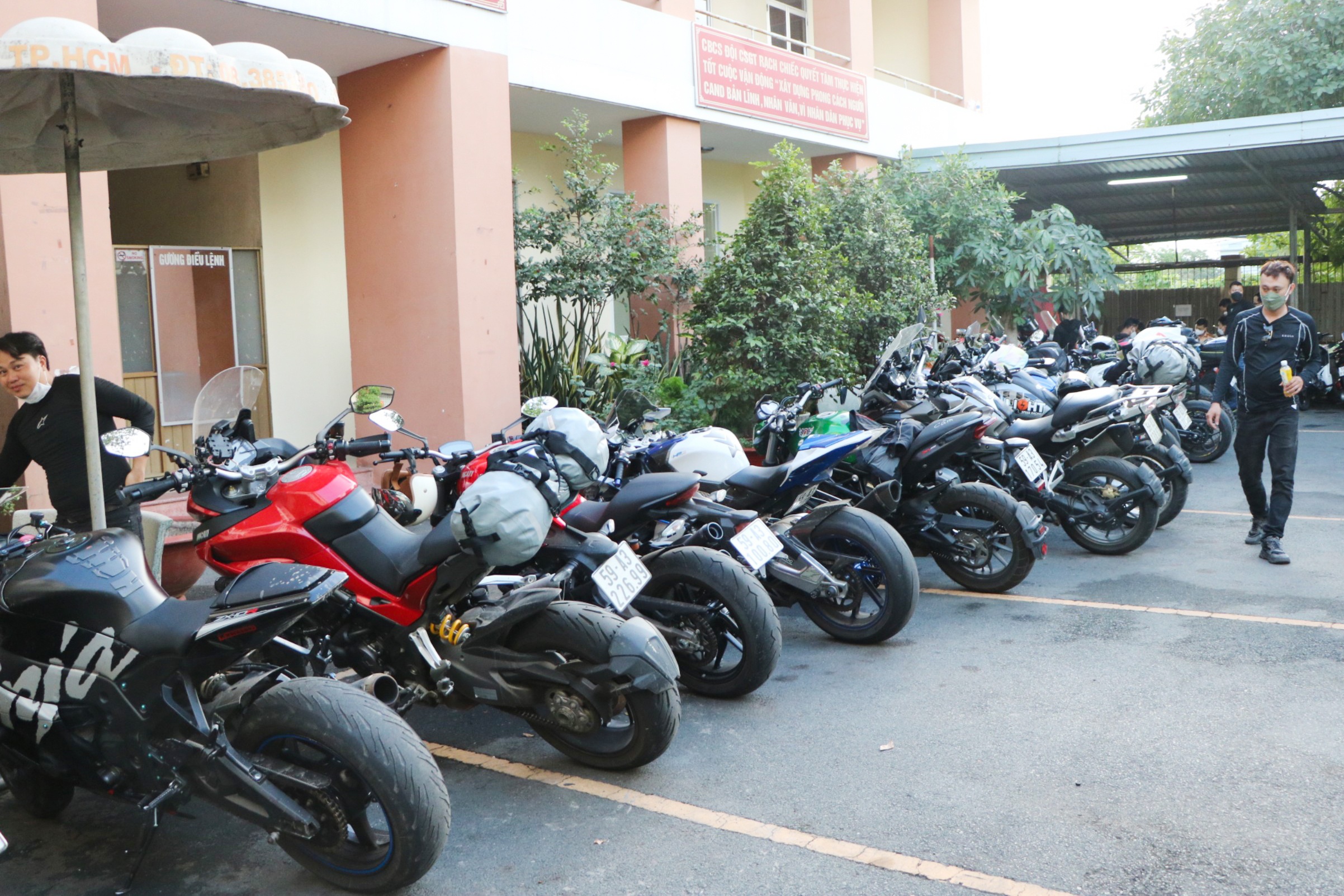 CSGT bat doan xe phan khoi lon anh 1