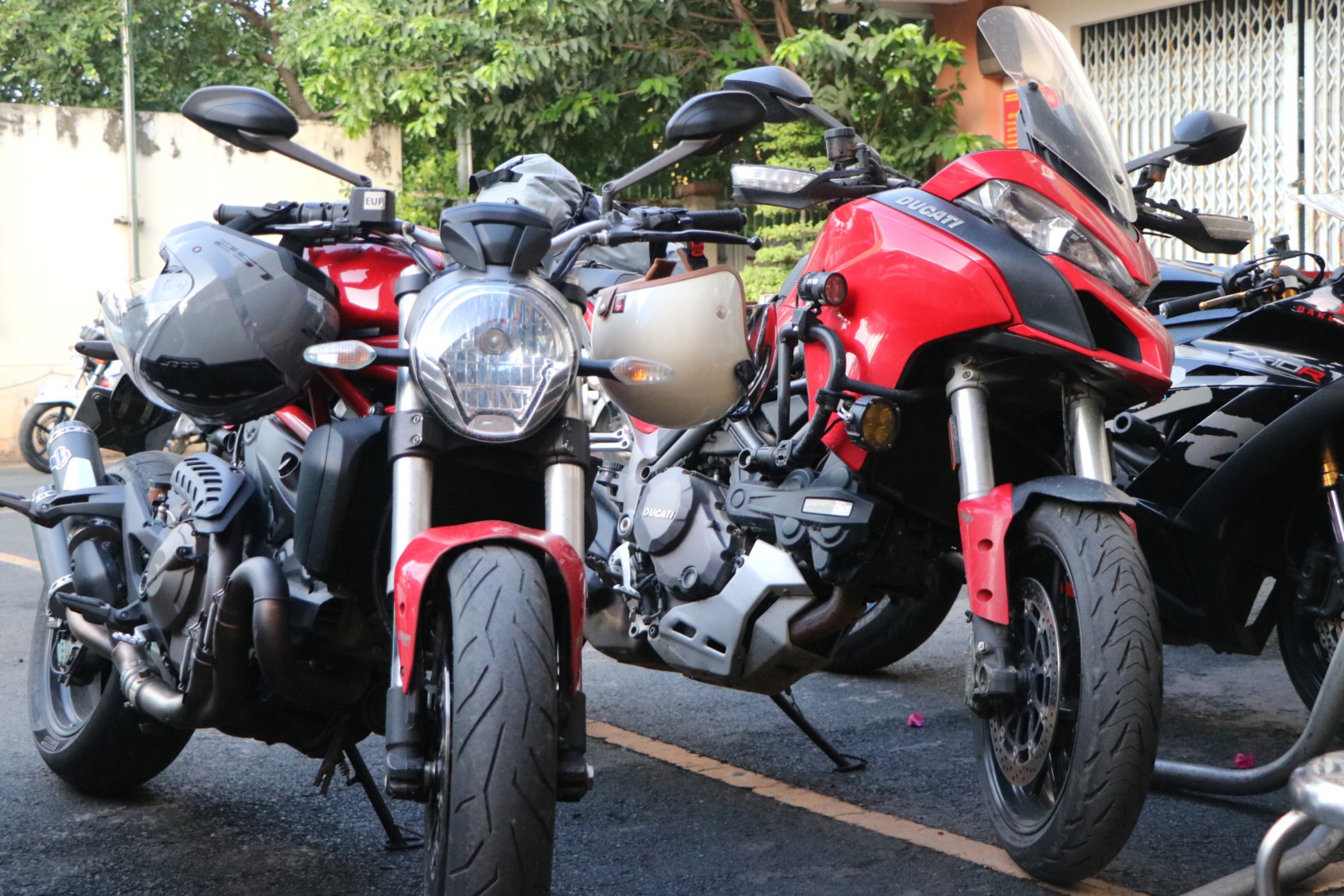 3 thanh nien chay xe phan khoi lon gay nao loan pho di bo Nguyen Hue hinh anh