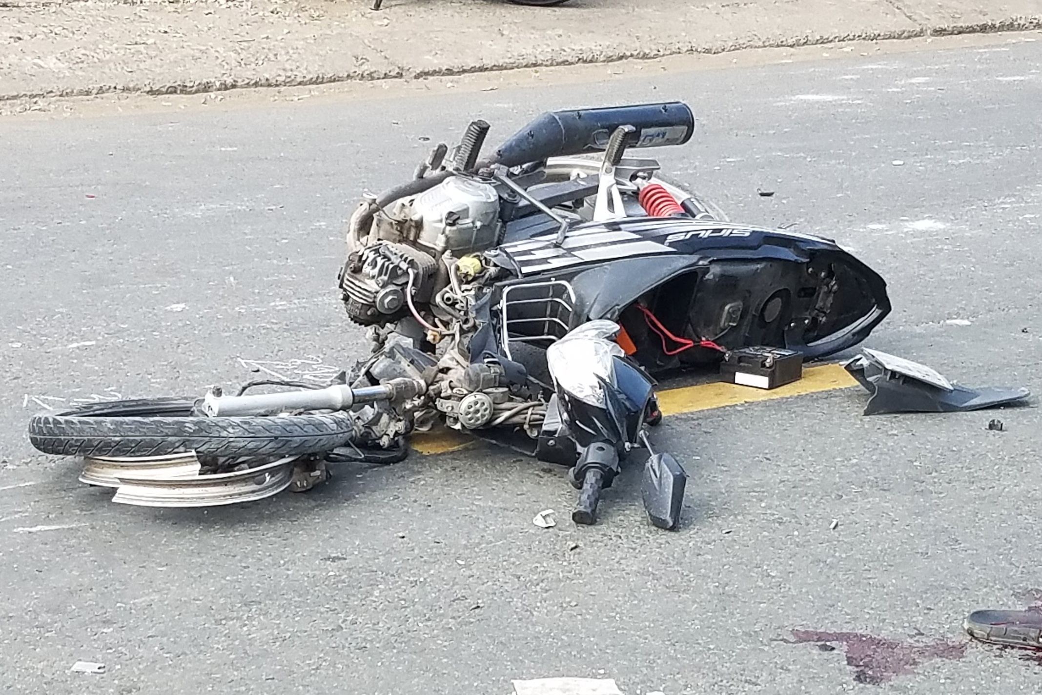 Xe may gay doi sau va cham giao thong o TP.HCM hinh anh