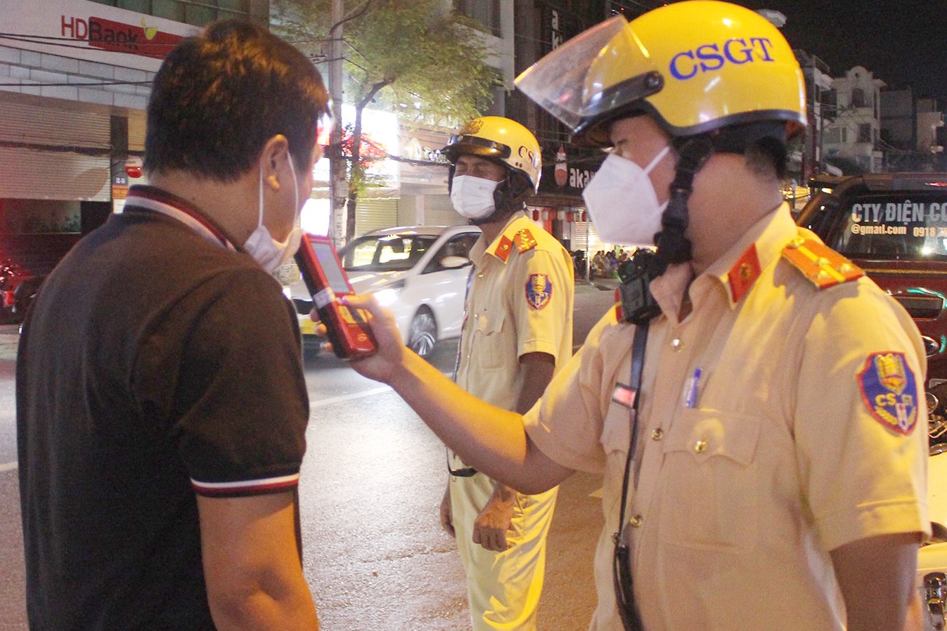 Uong 2 lon bia, tai xe o TP.HCM bi phat 7,5 trieu dong hinh anh