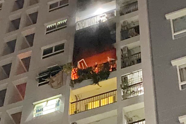 Hai me con tu vong khi roi tu chung cu boc chay o TP.HCM hinh anh