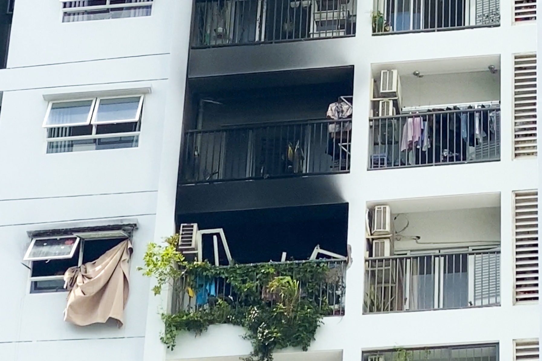 Nhan chung ke luc hai me con nhay khoi chung cu boc chay o TP.HCM hinh anh