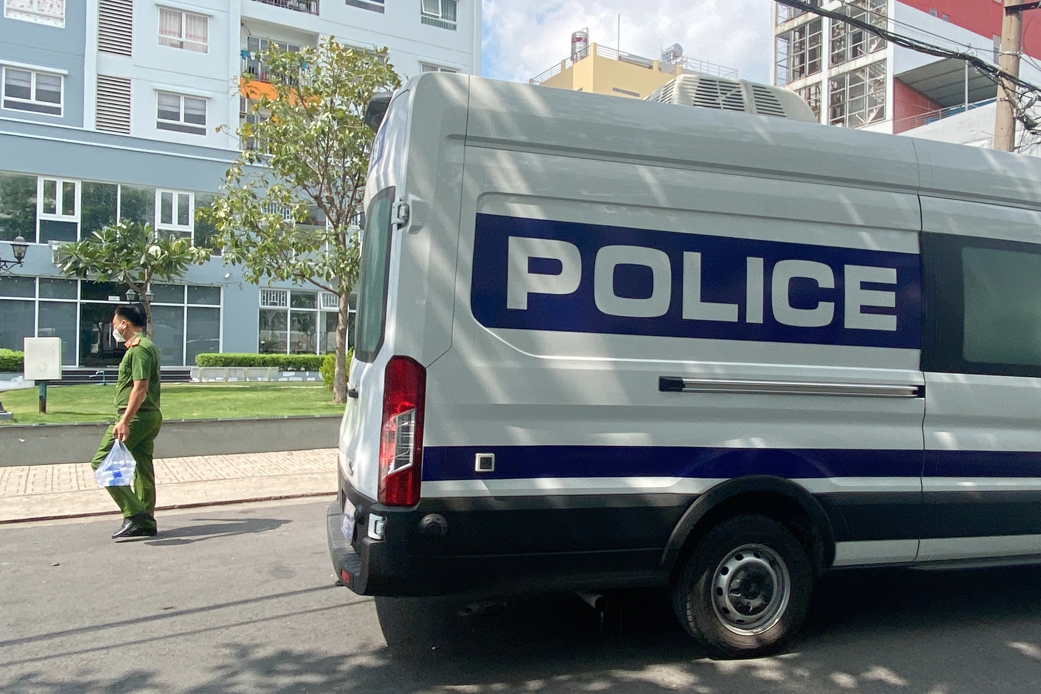 Nguoi dan am anh tieng dong hai nan nhan roi lau o chung cu TP.HCM hinh anh