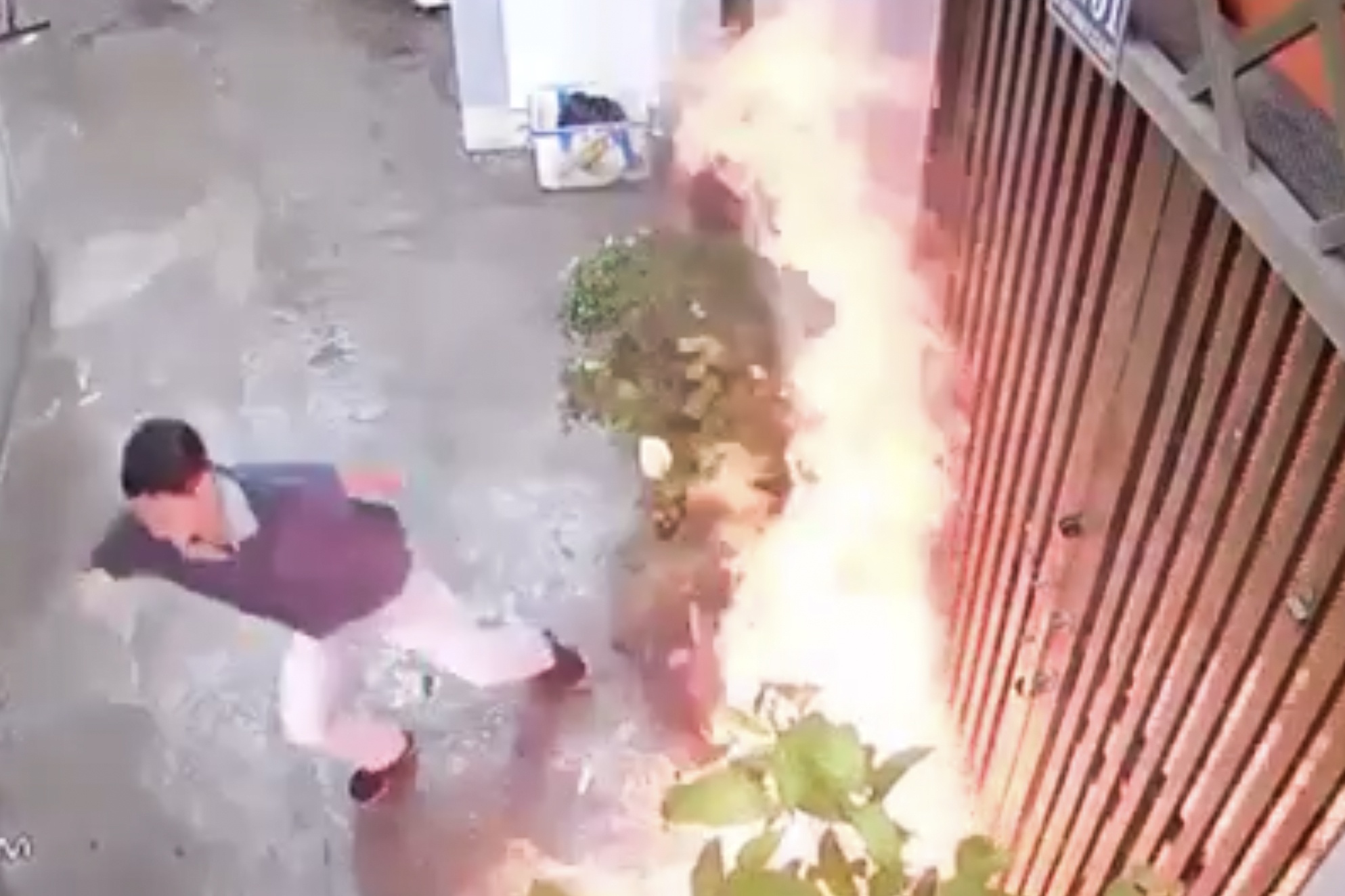 Khoanh khac nguoi dan ong dot nha ba con o TP.HCM hinh anh