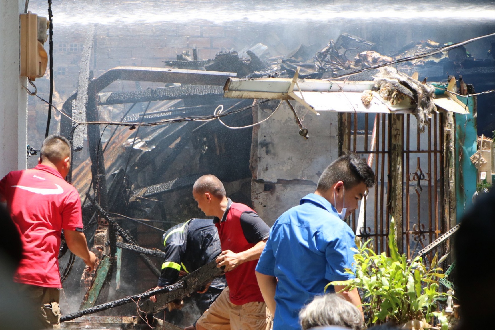 Nam thanh nien mua 18 lit dau dot nha ban gai o TP.HCM hinh anh