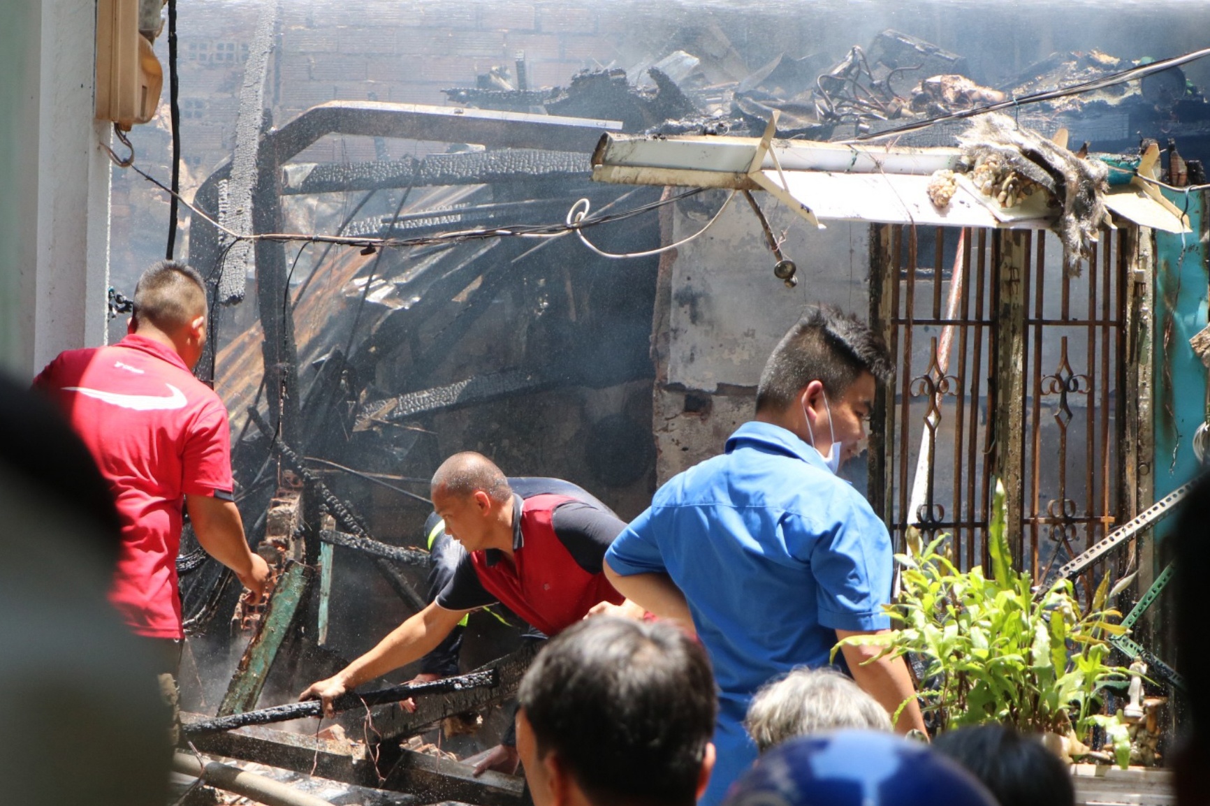 Hoa hoan thieu rui can nha trong hem o TP.HCM hinh anh