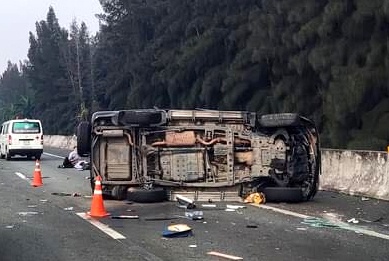 Xe cho Pho chu tich TP.HCM Le Hoa Binh gap tai nan tren cao toc hinh anh