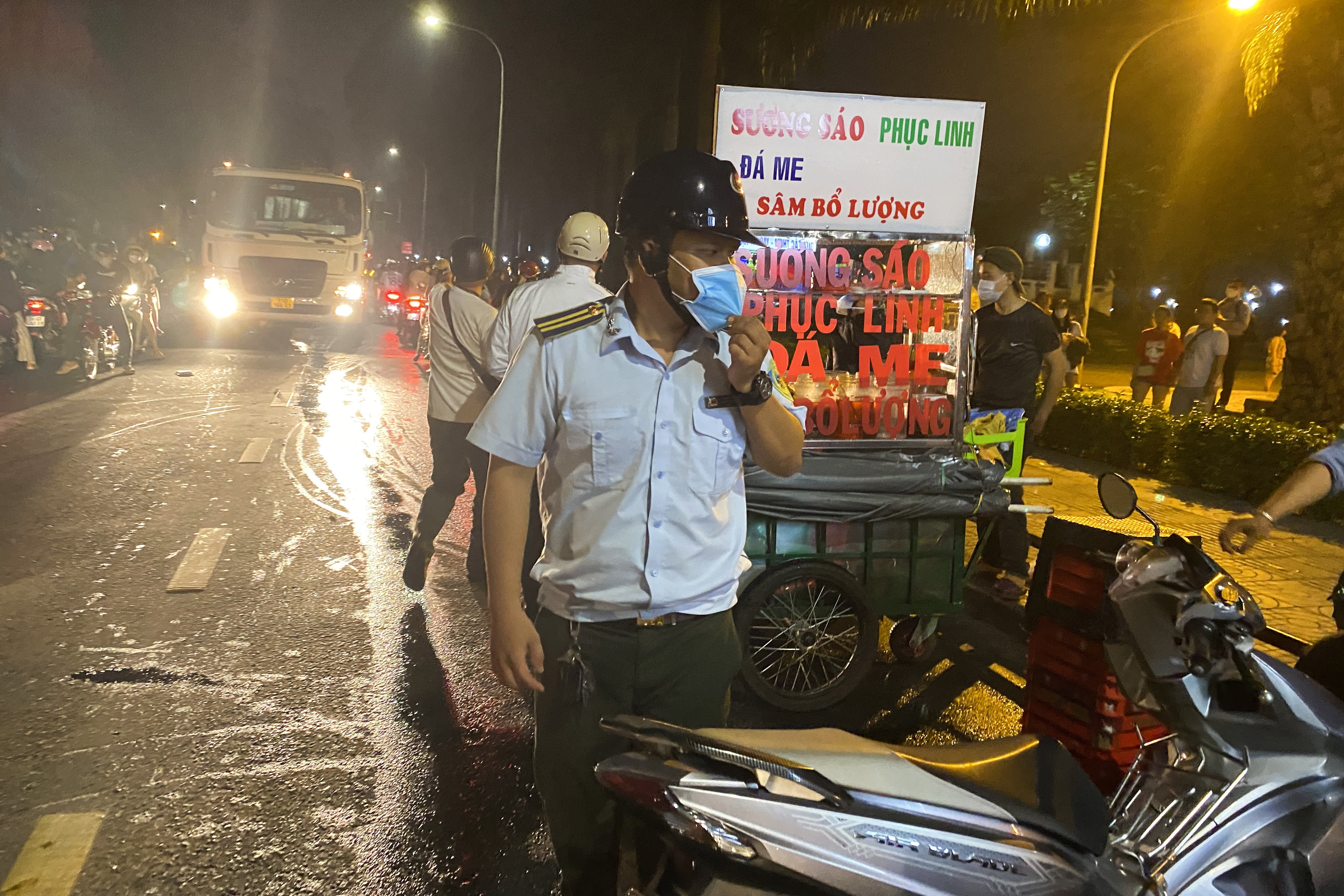 Gap to cong tac, nguoi ban hang rong o cong vien Gia Dinh thao chay hinh anh