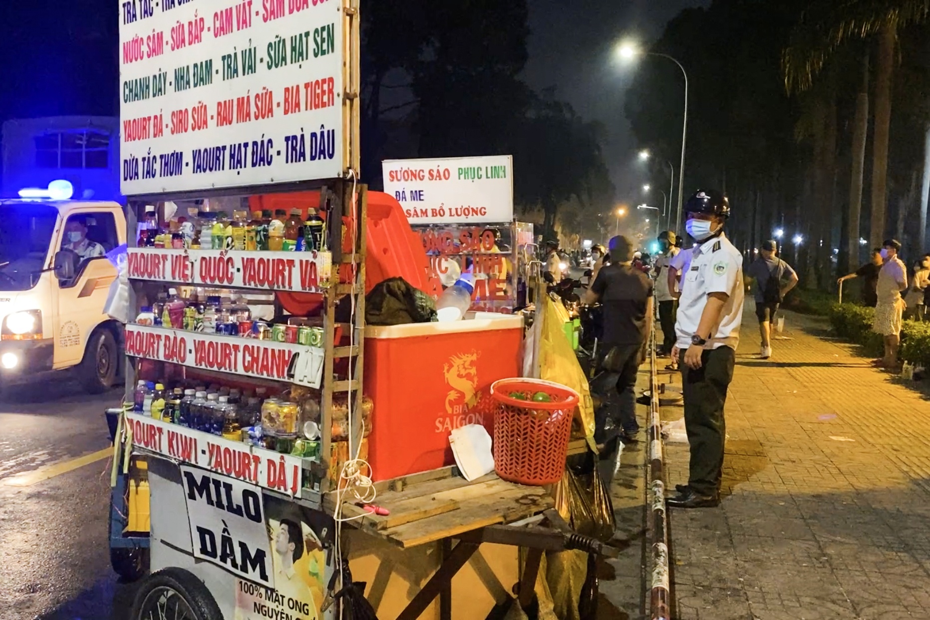 Nguoi ban hang rong phan ung khi bi xu phat o cong vien Gia Dinh hinh anh