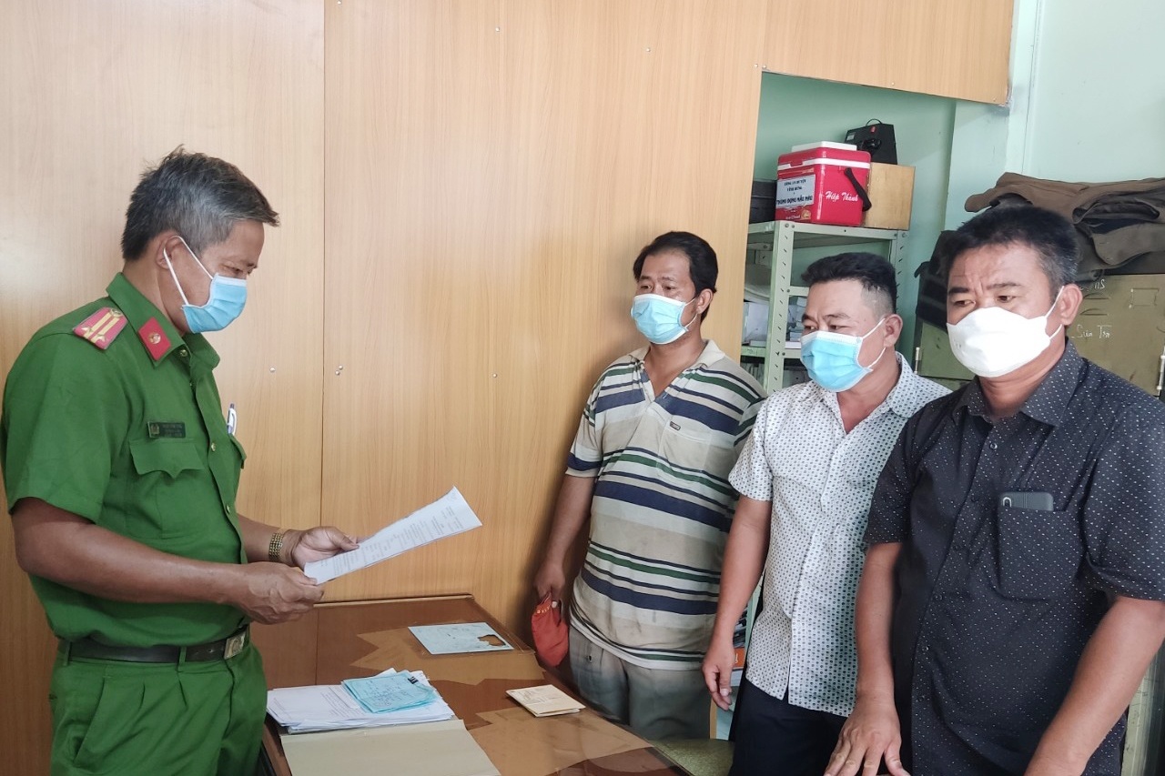 Mua bia khong ro nguon goc, 3 nguoi bi phat hon 100 trieu dong hinh anh