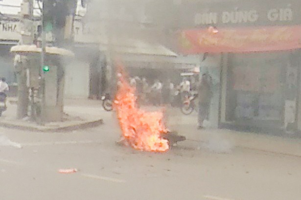 Xe dap dien no, chay tro khung sat tren duong o TP.HCM hinh anh