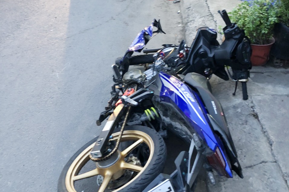 Di bo qua duong, nguoi dan ong bi xe may tong chet o TP.HCM hinh anh