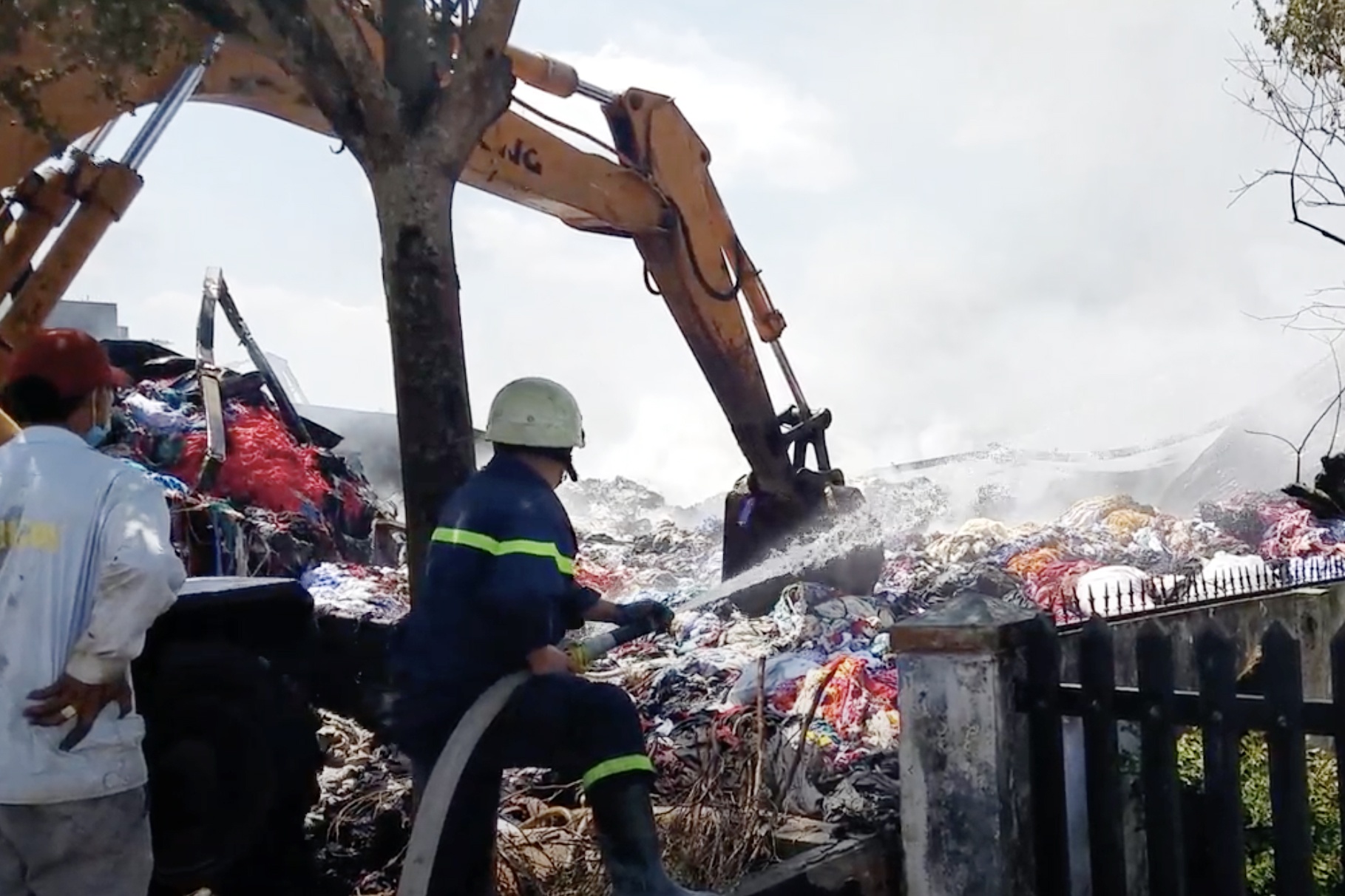 chay nha xuong anh 1