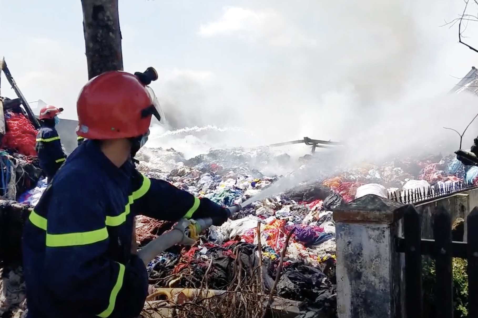 Hoa hoan thieu rui xuong vai 500 m2 o TP.HCM hinh anh