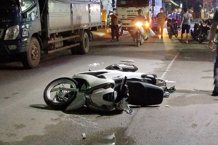 Tong vao duoi xe tai, nam thanh nien o TP.HCM vang xa 5 met hinh anh